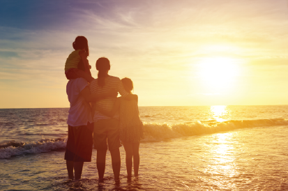 familia de vacaciones en la playa